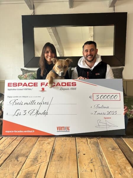 You are currently viewing Espace Façades fait un don de 3000€ à l’association « Les 3 Dindes »
